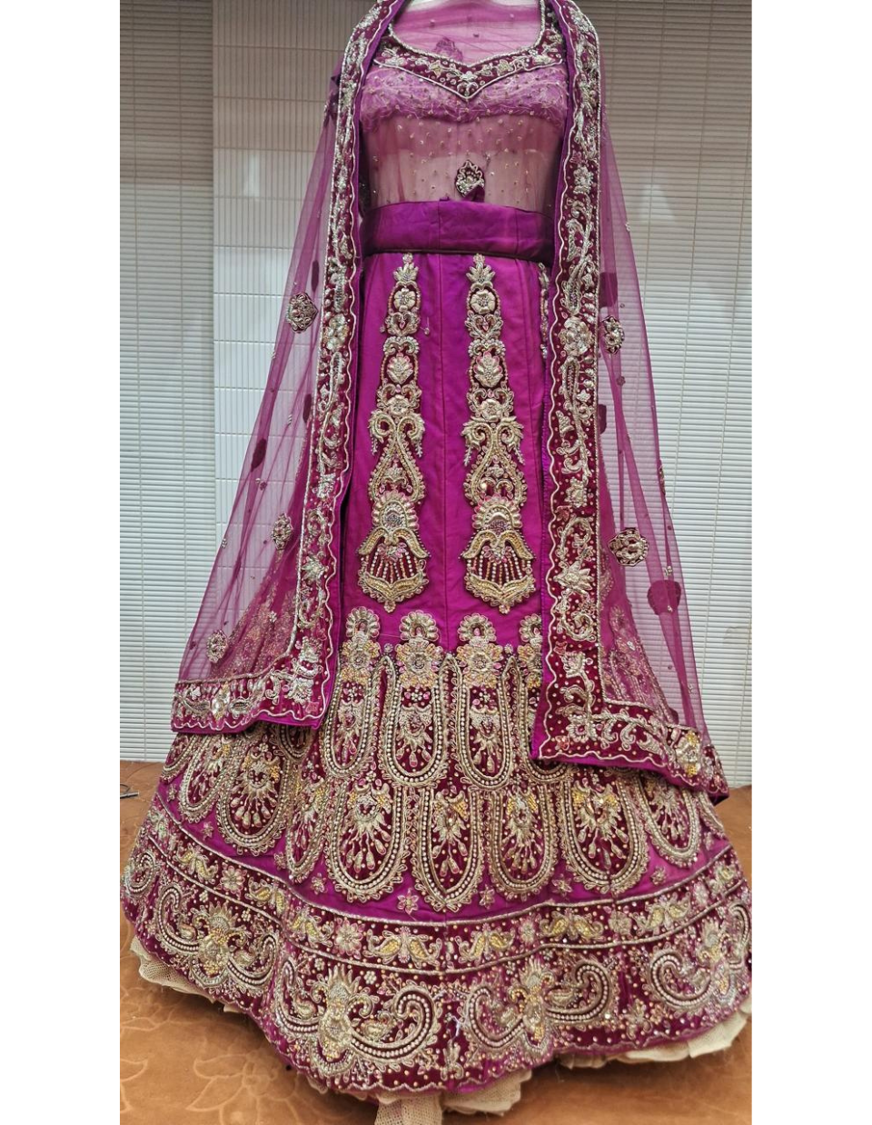 Exquisite Magenta Embroidered Leheng